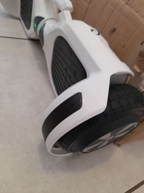 *****6.5 Inch Smart Hoverboard With Bluetooth Speaker in box with charger**fault on one wheel**