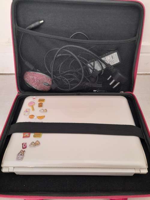 *SPRING SPECIAL*SAMSUNG N210 WHITE NOTEBOOK WITH PINK CARRY BAG, CASING PROTECTOR AND MOUSE***