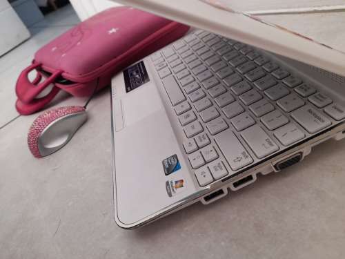 *SPRING SPECIAL*SAMSUNG N210 WHITE NOTEBOOK WITH PINK CARRY BAG, CASING PROTECTOR AND MOUSE***