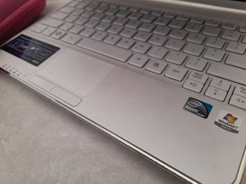 *SPRING SPECIAL*SAMSUNG N210 WHITE NOTEBOOK WITH PINK CARRY BAG, CASING PROTECTOR AND MOUSE***