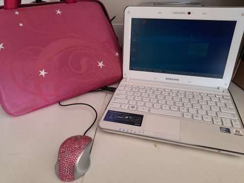 *SPRING SPECIAL*SAMSUNG N210 WHITE NOTEBOOK WITH PINK CARRY BAG, CASING PROTECTOR AND MOUSE***