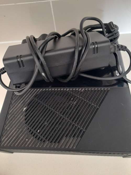 ***MONTH END DEAL**XBOX 360 WITH ONE GAME, NEW XBOX HEADSET REMOTE, POWER SUPPLY, HDMI CABLE****