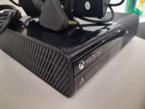 ***MONTH END DEAL**XBOX 360 WITH ONE GAME, NEW XBOX HEADSET REMOTE, POWER SUPPLY, HDMI CABLE****
