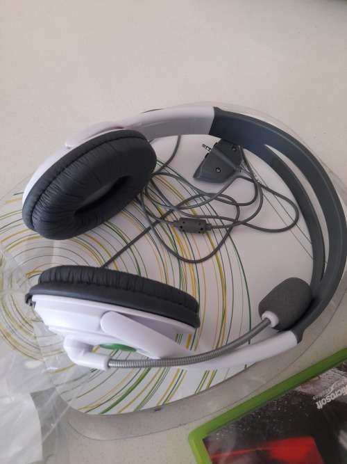 ***MONTH END DEAL**XBOX 360 WITH ONE GAME, NEW XBOX HEADSET REMOTE, POWER SUPPLY, HDMI CABLE****