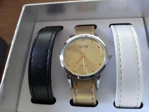 *VALENTINES HIS AND HERS*BRAND NEW WATCH SET WOMANS AND MENS*ONE BID FOR BOTH*R99 FREIGHT