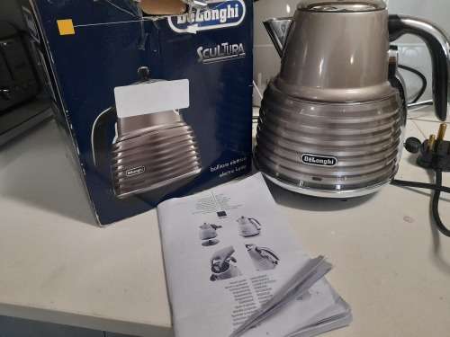 **LIQUIDATION STOCK**DELONGHI SCULTURA CORDLESS KKETTLE IN BOX*R1999 IN STORE**