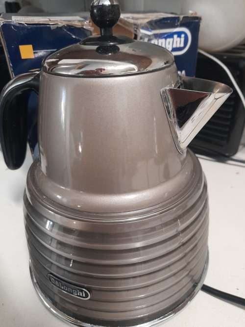 **LIQUIDATION STOCK**DELONGHI SCULTURA CORDLESS KKETTLE IN BOX*R1999 IN STORE**