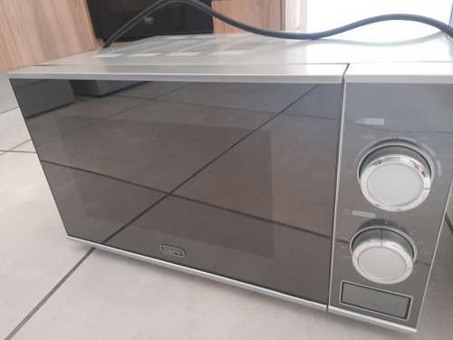 ***PAY DAY DEAL***Defy 20lt Microwave Metallic DMO381*COMES ON NOT HEATING**
