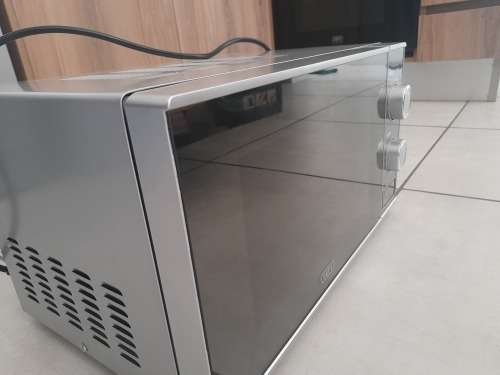 ***PAY DAY DEAL***Defy 20lt Microwave Metallic DMO381*COMES ON NOT HEATING**