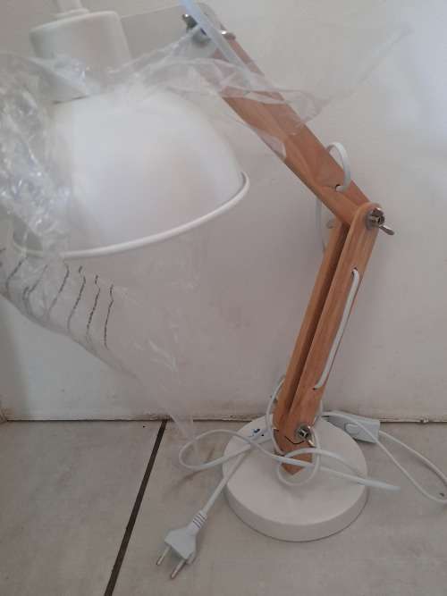 *NEW Bright Star Lighting TL193 WH Metal and Wood Desk Lamp - WHITE60W)*small dent on base**