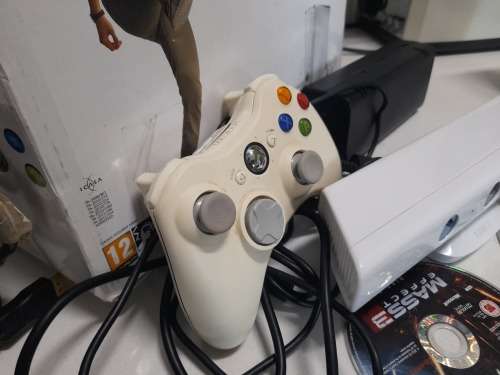 **XBOX 360 KINECT SPECIAL EDITION IN BOX WTH ACCESSORIES*COMES ON(RED LIGHT)*OVER R4000 RETAIL