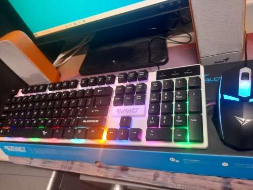 *HUGE SALE*LENOVO I3, 8GB RAM WITH LENOVO 22`SCREEN,NEW GAMING KEYBRD/MSE,SPEAKERS ETC***