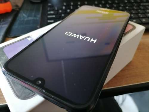 *WAREHOUSE CLEARANCE*HUAWEI Y7  DUAL SIM,TRIPPLE CAM*SCREEN STAYS ON HUAWEI**R4000 RETAIL**