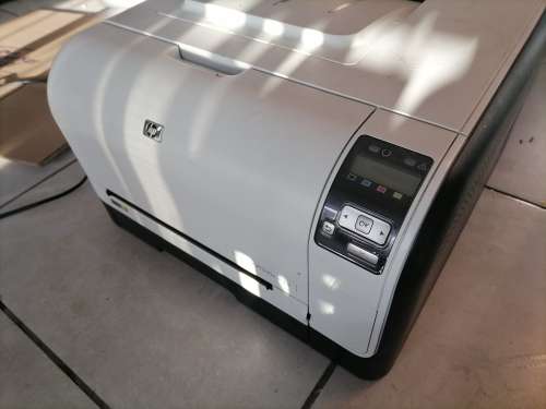 *HP LAZERJET CP1525 COLOUR PRINTER*WORKING BUT STARTED PRINTING BLACK LINE*COULD NEED CLEAN***