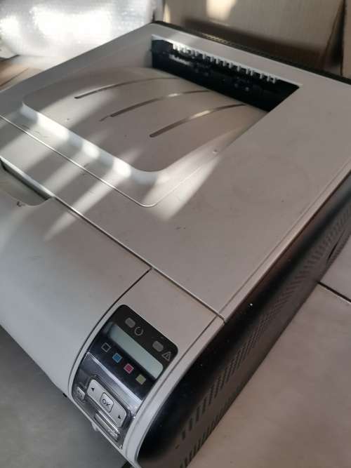*HP LAZERJET CP1525 COLOUR PRINTER*WORKING BUT STARTED PRINTING BLACK LINE*COULD NEED CLEAN***