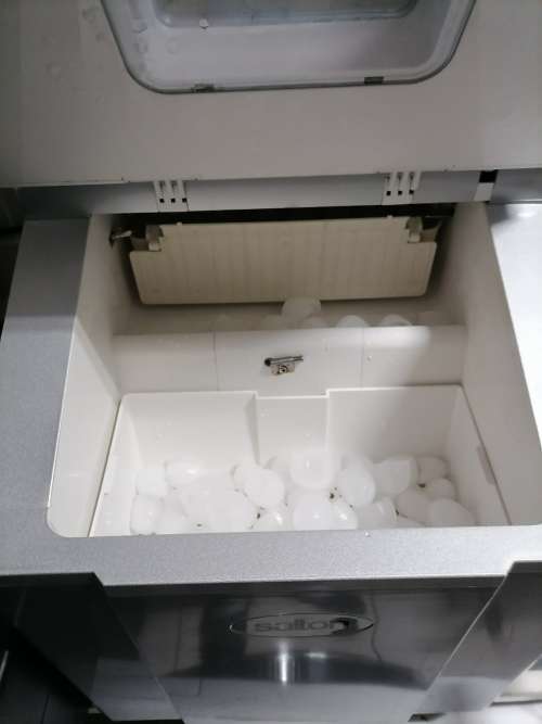 *CHRISTMAS IN JULY*SALTON 18KG ICE MACHINE WITH 3 CUBE SIZE FUNCTION,SCOOP NOT WORKING CORRECTLY*