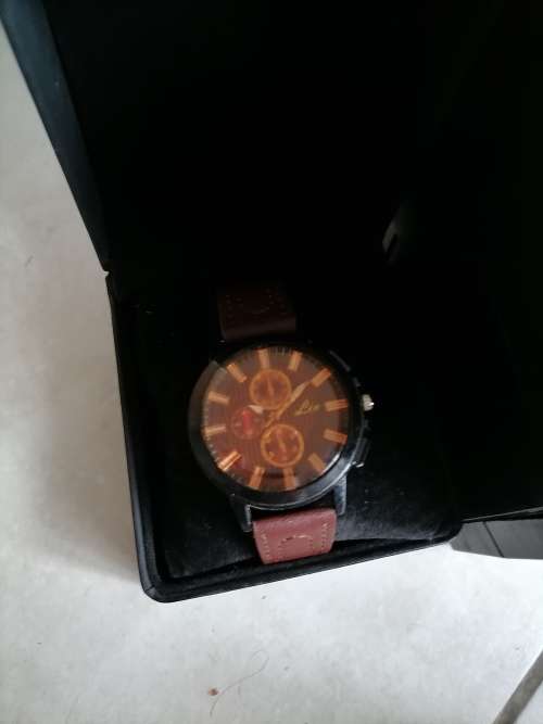 *BULK LOT OF UNTESTED/FAULTY/WORKING ELECTRONICS*UPS/WATCH/HEADSETS/CAMERA/WALKA/WATCH ETC