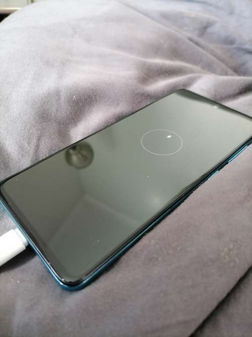 *FRESH FRIDAY DEALS*SAMSUNG A51,NEW CONDITION,BEAUTIFULL COLOR*STAYS ON CHARGING SCREEN*SOLD AS IS**