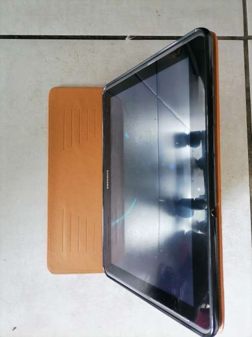 *FREE FREIGHT FRIDAY*PRE OWNED SAMSUNG GALAXY TAB 2, 3G. 10.1 IN CARRY CASE AND CHARGER**