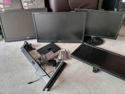 *MONTH END MADNESS*LOT OF 4 X PC SCREENS+2 X VGA CONVERTERS*ONE BID FOR ALL*WORKING**