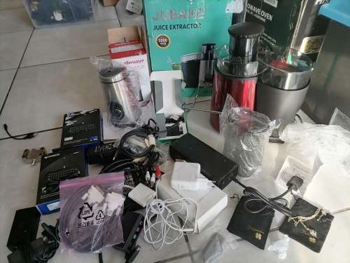 *LUCK DIP OF ELECTRONICS*JUICER,PS4 CHATPADS,GOLD CHAINS,APPLE CHARGERS,COFFEE GRINDER,CHARGERS ETC*
