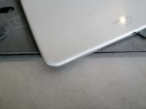 *STARTING @R1 NO RESERVE*USED SAMSUNG TAB 3 GT-P5200 3G/WIFI 10INCH TABLET WITH POUCH**