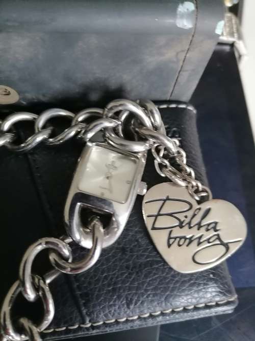 ***BULK LOT OF ELECTRONICS**ACER TABLET, 120GB SSD,WATCHES,IPAD,CCTV CAMERA,2 WAY RADIO *SOLD AS IS