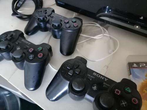 ***SONY PLAYSTATION 3 WITH 3 WIRELESS REMOTES*ONE GAME,CABLES ETC*REQUIRES SOFTWARE UPDATE**