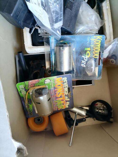 *HUGE BULK LOT OF RC CARS*GAS CARS ELEC CARS*TRAXIX*TAMIYA ETC*MANY SPARES AND REMOTES ETC*UNTESTED*