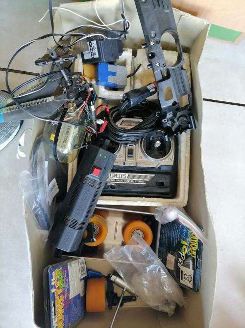 *HUGE BULK LOT OF RC CARS*GAS CARS ELEC CARS*TRAXIX*TAMIYA ETC*MANY SPARES AND REMOTES ETC*UNTESTED*