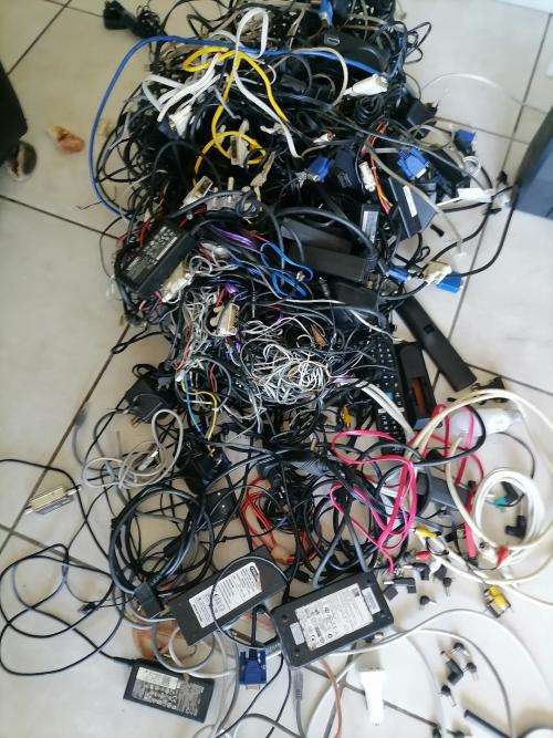 **BACK TO WORK DEAL**HUGE LOT OF ELECTRONICS*ABOUT 30 LAPTOP CHARGERS,CABLES ETC ETC**