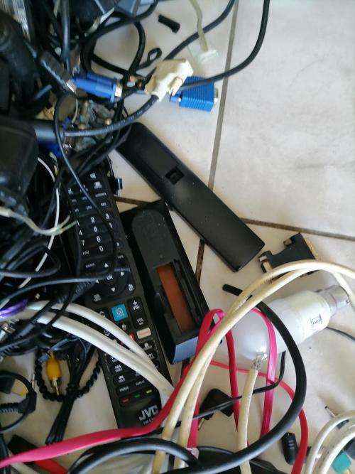 **BACK TO WORK DEAL**HUGE LOT OF ELECTRONICS*ABOUT 30 LAPTOP CHARGERS,CABLES ETC ETC**