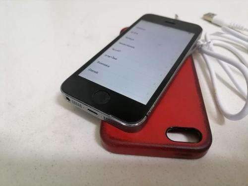 *BACK TO BUSINESS DEAL*PREOWNED APPLE IPHONE 5 WITH POUCH/CHARGER*HAS BEEN RESET*EXCELLENT CONDITION