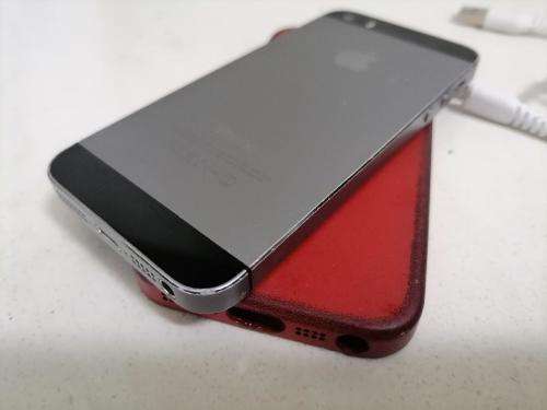 *BACK TO BUSINESS DEAL*PREOWNED APPLE IPHONE 5 WITH POUCH/CHARGER*HAS BEEN RESET*EXCELLENT CONDITION