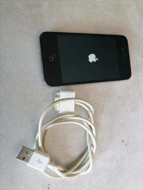 *NEW YEAR*NEW DEALS*PREOWNED APPLE IPHONE 4 WITHCHARGER*HAS BEEN RESET*EXCELLENT CONDITION*