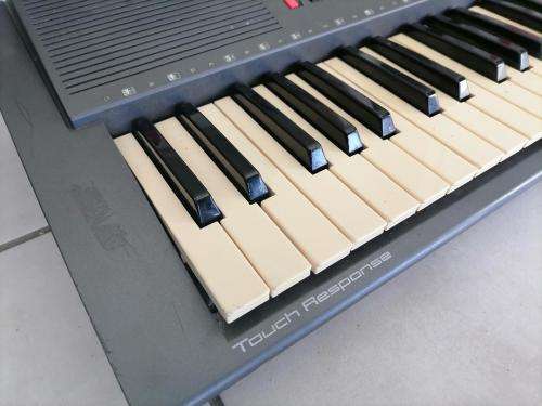 **PAY DAY DEALS*PREOWNED YAMAHA PSR 300 ELECTRONIC KEYBOARD WITH MANY FUNCTION*POWER SUPPLY INCL**