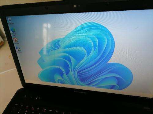 **LENOVO G550 LAPTOP WITH ORIGINAL CHARGER*WINDOWS 11,INTEL DUO CORE,4GB RAM*MUST BE PLUGGED IN*