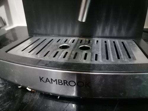 *EASTER SPECIAL*KAMBROOK SBCS494 COFFEE MACHINE*POWERS ON LEAKING WATER**READ AD**