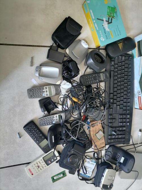 *EASTER SPECIAL**LOT OF ELECTRONICS*APPLE DVD,CAMERAS,HDD,RAM,PHONES,CPU ETC*ONE BID FOR THE LOT*