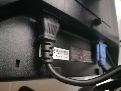 *FRESH NEW DEALS* BUY ONE GET ONE FREE*2 X HP E176FPF 17 INCH SCREENS WITH POWER AND VGA CABLE*