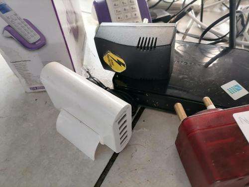 **WOW R30 FREIGHT*BULK LOT OF ELECTRONICS*PHONES,PRINTER,ROUTERS,SURGE PLUGS ETC ETC**