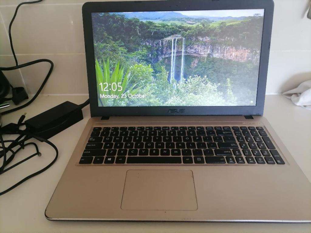 *MONTH END MADNESS*R30 FREIGHT*ASUS VIVOBOOK AMD A4 LAPTOP, 8GB RAM,W10/OFFICE,CHARGER,BATTERY 100%