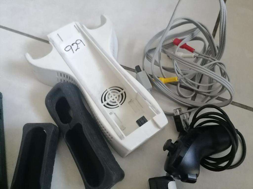 *SHOP CLOSURE*R30 FREIGHT**NINTENDO WII WITH CONSOLS,POWER CABLES,GAME ETC*POWERS ON**SOLD AS IS**