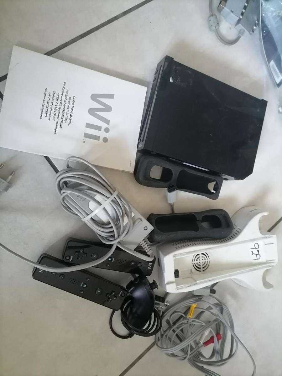 *SHOP CLOSURE*R30 FREIGHT**NINTENDO WII WITH CONSOLS,POWER CABLES,GAME ETC*POWERS ON**SOLD AS IS**