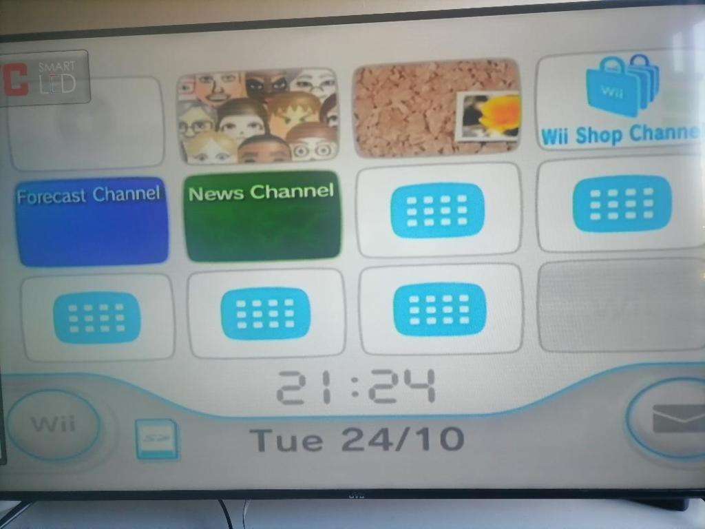 *SHOP CLOSURE*R30 FREIGHT**NINTENDO WII WITH CONSOLS,POWER CABLES,GAME ETC*POWERS ON**SOLD AS IS**