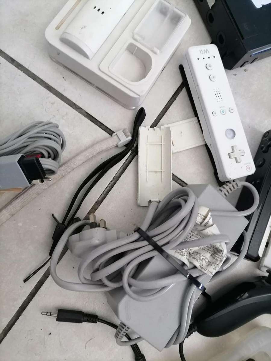 *SHOP CLOSURE*R30 FREIGHT**NINTENDO WII WITH CONSOLS,POWER CABLES,GAME ETC*POWERS ON**SOLD AS IS**