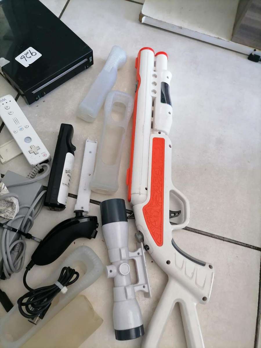 *SHOP CLOSURE*R30 FREIGHT**NINTENDO WII WITH CONSOLS,POWER CABLES,GAME ETC*POWERS ON**SOLD AS IS**