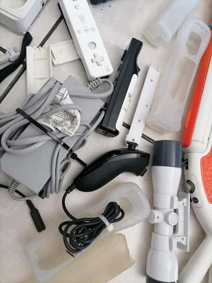 *SHOP CLOSURE*R30 FREIGHT**NINTENDO WII WITH CONSOLS,POWER CABLES,GAME ETC*POWERS ON**SOLD AS IS**