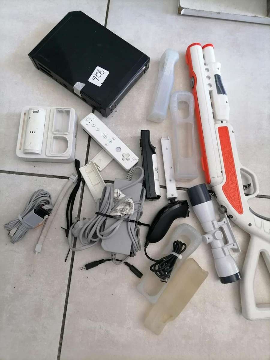 *SHOP CLOSURE*R30 FREIGHT**NINTENDO WII WITH CONSOLS,POWER CABLES,GAME ETC*POWERS ON**SOLD AS IS**