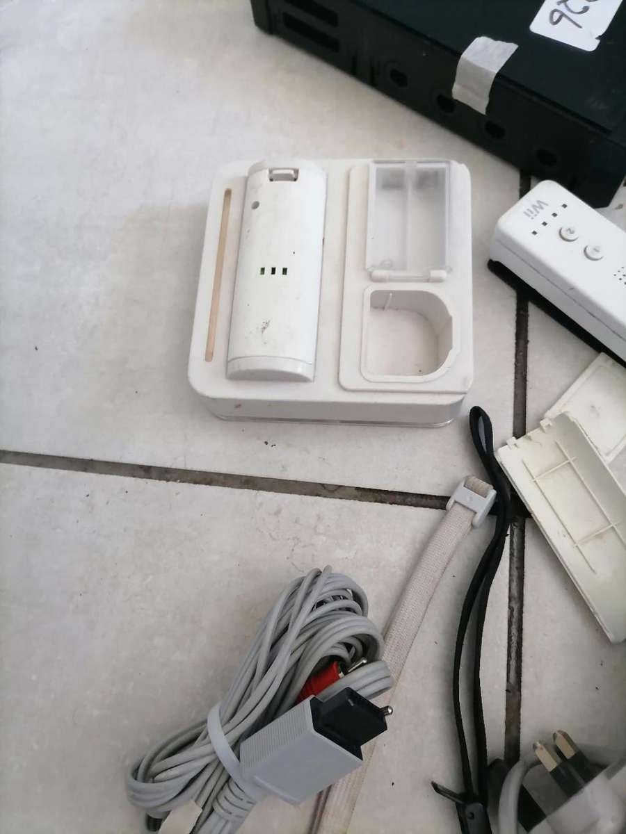 *SHOP CLOSURE*R30 FREIGHT**NINTENDO WII WITH CONSOLS,POWER CABLES,GAME ETC*POWERS ON**SOLD AS IS**